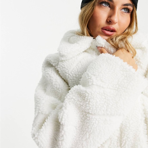 Nike Women’s Loose Fit Sherpa White Coat - Picture 4 of 16